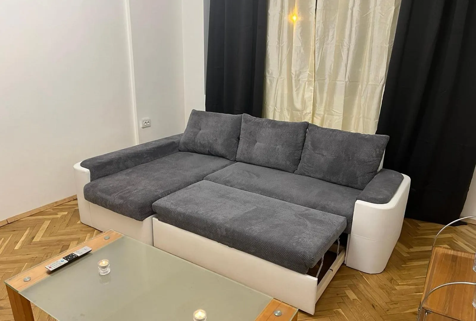 The White Suite Sofia Apartment